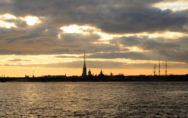 Peter ve Paul Fortress ve Neva nehir gün batımında.