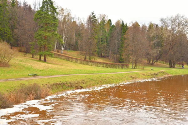 Fluss Slawianka im Frühling. — Stockfoto