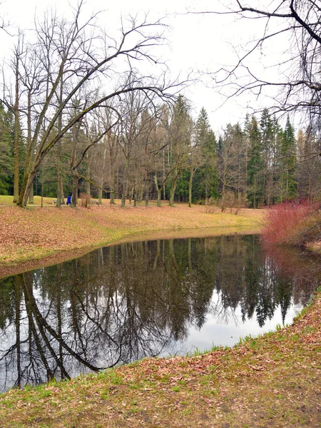 Fluss Slawianka im Frühling. — Stockfoto