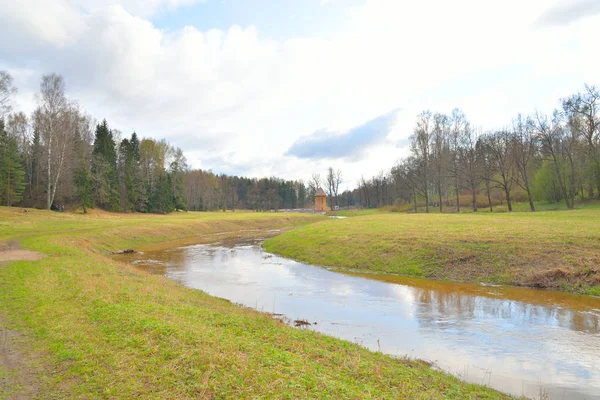 Fluss Slawianka im Frühling. — Stockfoto