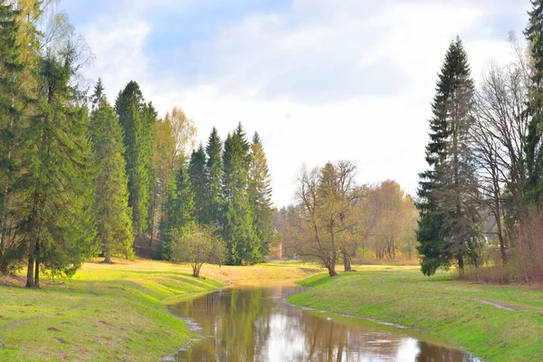 Rivière Slavianka au printemps . — Photo