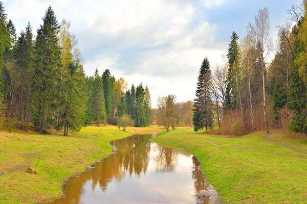Весной река Славянка . — стоковое фото