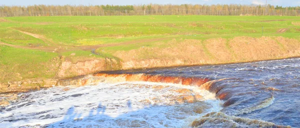 Kleine waterval op de rivier. — Stockfoto