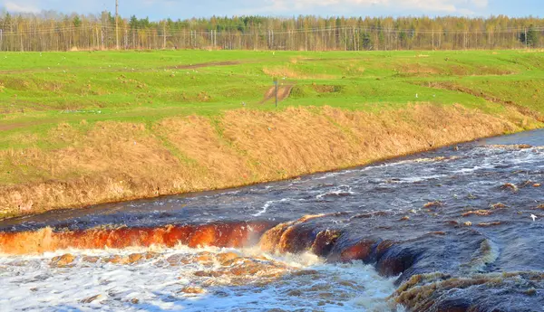 Маленький водоспад на річці . — стокове фото