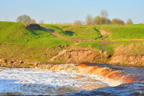 Pequeña cascada en el río . — Foto de Stock