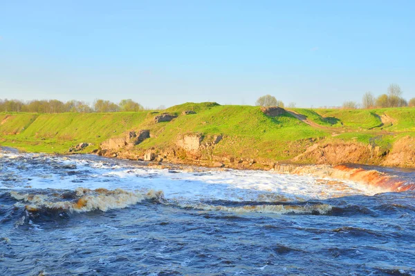 Pequeña cascada en el río . — Foto de Stock