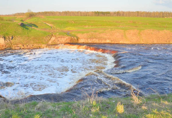 Pequeña cascada en el río . —  Fotos de Stock