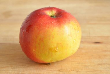 ahşap üzerinde kırmızı elma.