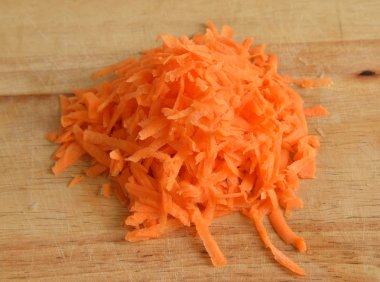 Drated havuç ahşap üzerinde.