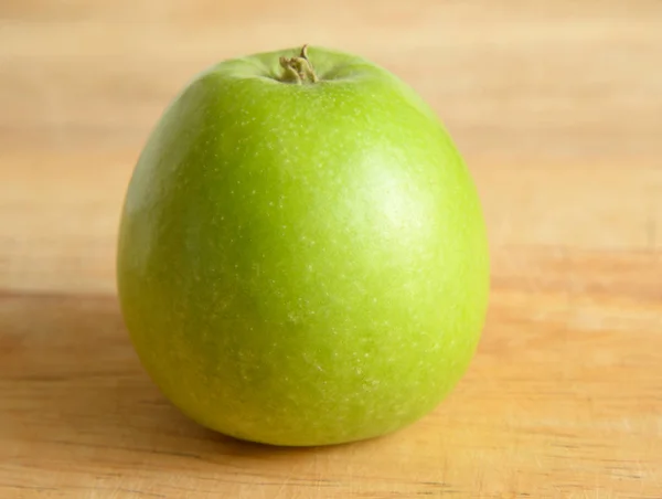 Groene appel op houten. — Stockfoto