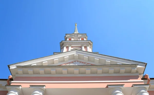 Glockenturm der Kirche der Heiligen Kyrill und Methodius. — Stockfoto