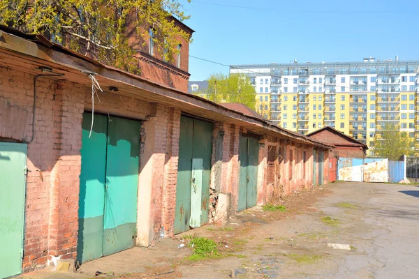 Garajes antiguos, San Petersburgo . — Foto de Stock
