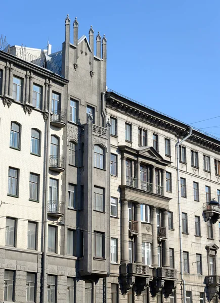 Antico edificio nel centro di San Pietroburgo . — Foto Stock