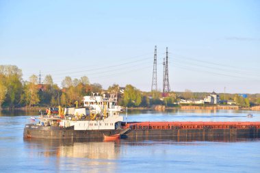 neva Nehri üzerindeki yük gemisi .