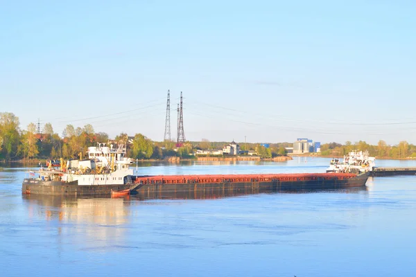 Buque de carga en el río Neva  . —  Fotos de Stock