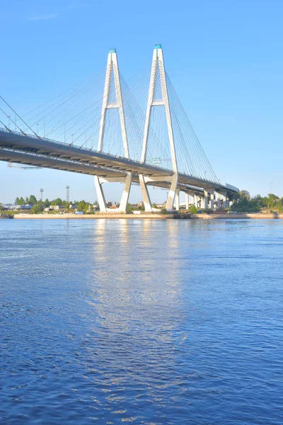 Schrägseilbrücke in St. petersburg. — Stockfoto