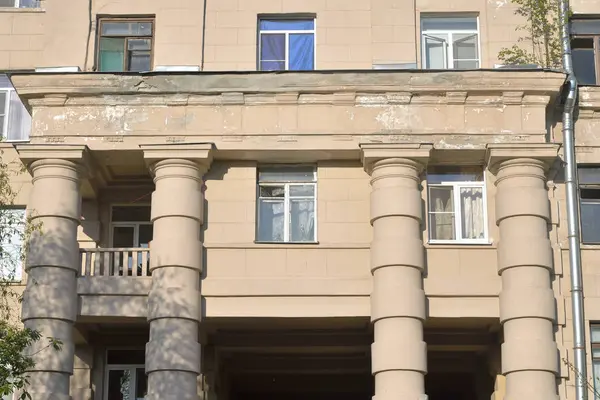 Das Gebäude im Stil des Stalins. — Stockfoto