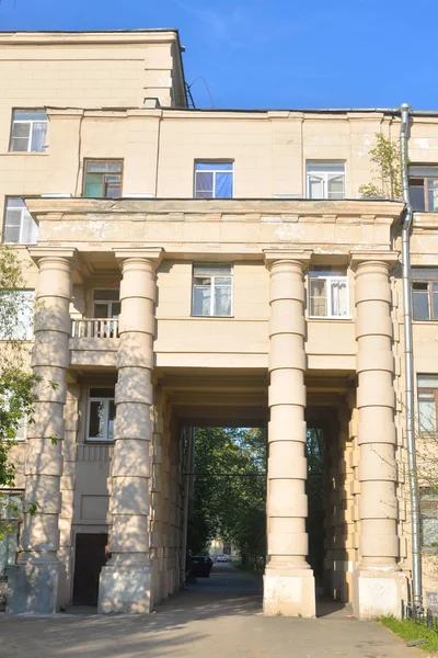 Byggnaden i stil med Stalin. — Stockfoto
