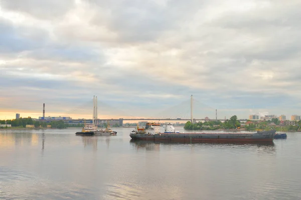 Kabel-blivet överbrygga i solnedgången. — Stockfoto