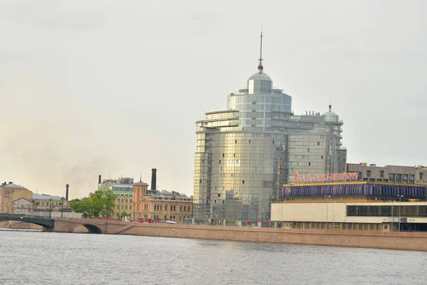 Pirogovskaya Embankment en San Petersburgo . — Foto de Stock