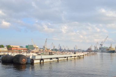 Neva Nehri ve kargo liman görünüm.