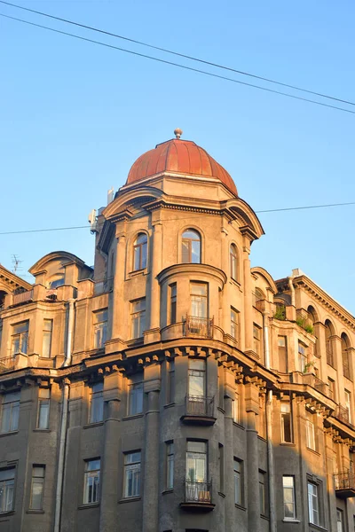 Gammal byggnad i centrum av Sankt Petersburg. — Stockfoto