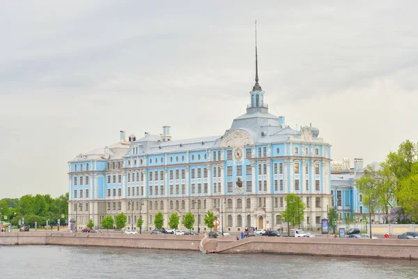 El edificio de la Escuela Naval de Nakhimov en San Petersburgo . —  Fotos de Stock