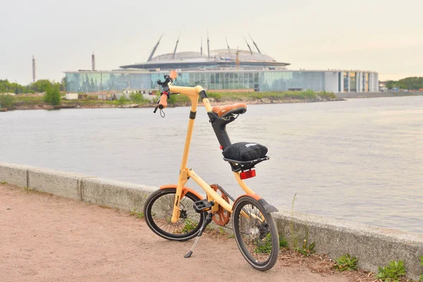 จักรยาน Strida บนชายฝั่งของแม่น้ําที่พระอาทิตย์ตก . — ภาพถ่ายสต็อก