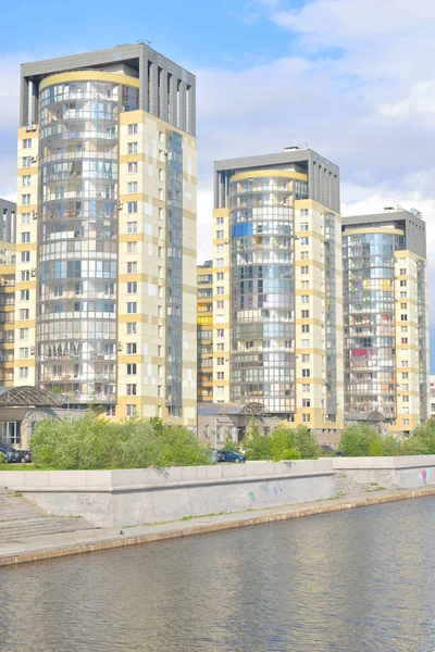 View of Smolenka River and Novo Smolenskaya embankment. — Stock Photo, Image