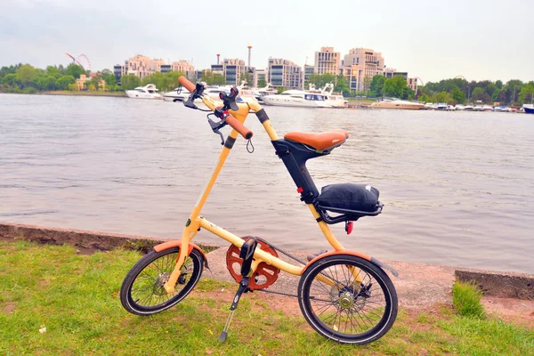 川の海岸に自転車 Strida. — ストック写真