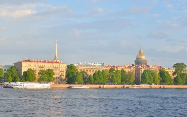 Admiralteiskaya Embankment ve Neva Nehri manzarası.