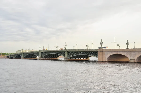 Trinity-hídtól és a Neva folyótól. — Stock Fotó