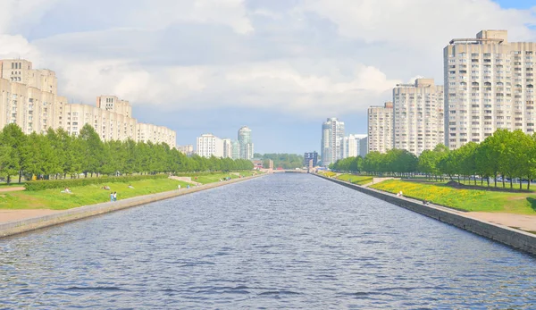 Weergave van Smolenka rivier en Novo Smolenskaya embankment. — Stockfoto