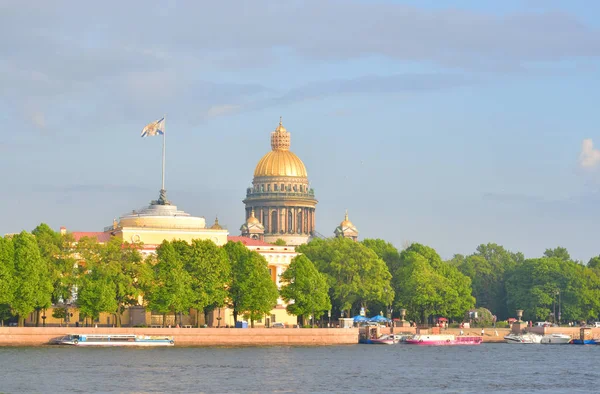 Vue de la cathédrale Saint-Isaac et de la rivière Neva . — Photo