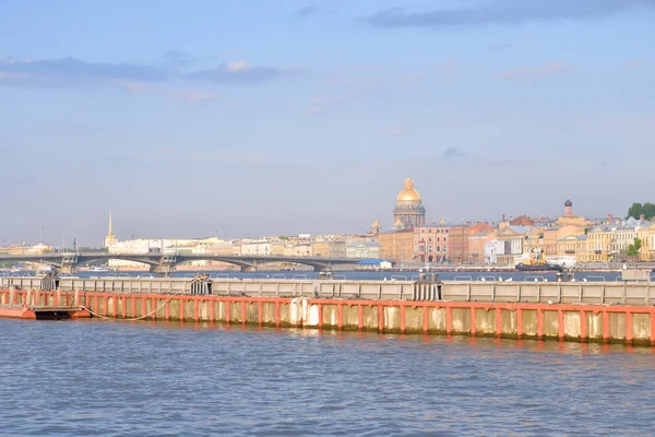 St. Petersburg 'un merkezindeki eski iskele. — Stok fotoğraf