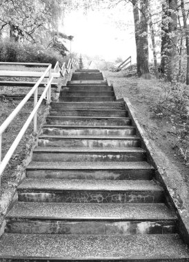 eski taş merdivenle.