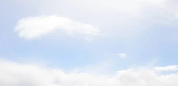 Cielo azul y nubes. — Foto de Stock