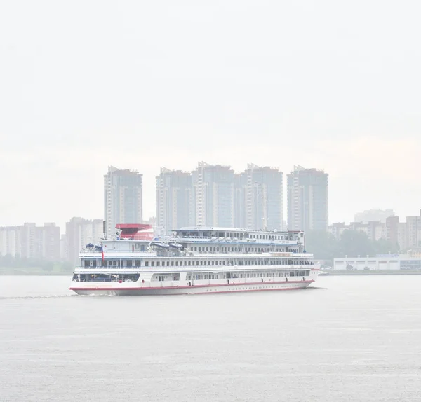 Cruise liner på Neva River. — Stockfoto