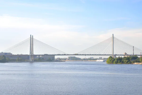 Cable se quedó puente en San Petersburgo . — Foto de Stock
