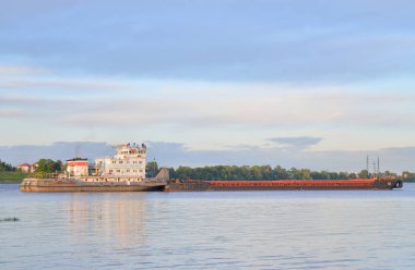 Kargo gemisi Neva Nehri üzerinde.