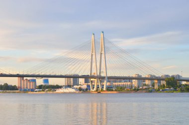 Kablo köprü ve Neva nehri kaldı..