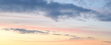 Bulut gökyüzü günbatımı.