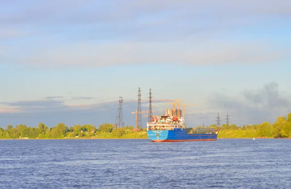 Navire cargo sur la rivière Neva . — Photo