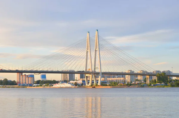 Pont suspendu par câble et rivière Neva. — Photo