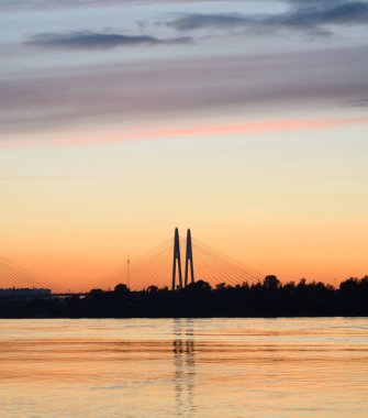 Kablo köprü ve Neva nehri kaldı..