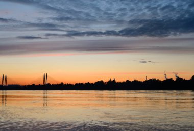 Neva Nehri gün batımında.