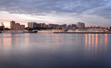 Yolcu nehir Limanı ve Neva nehir akşam.