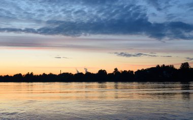 Neva Nehri gün batımında.