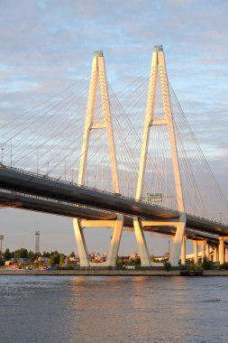 Kablo köprü ve Neva nehri kaldı..