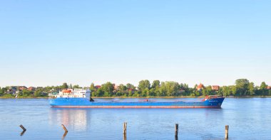 Kargo gemisi Neva Nehri üzerinde.